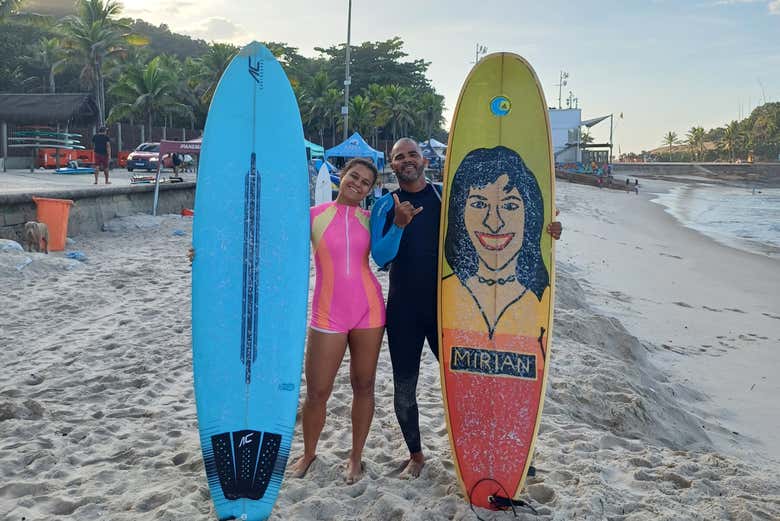 Posando com as pranchas de surfe