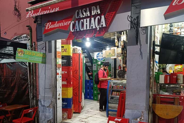 Uno de los tradicionales locales de cachaça del barrio