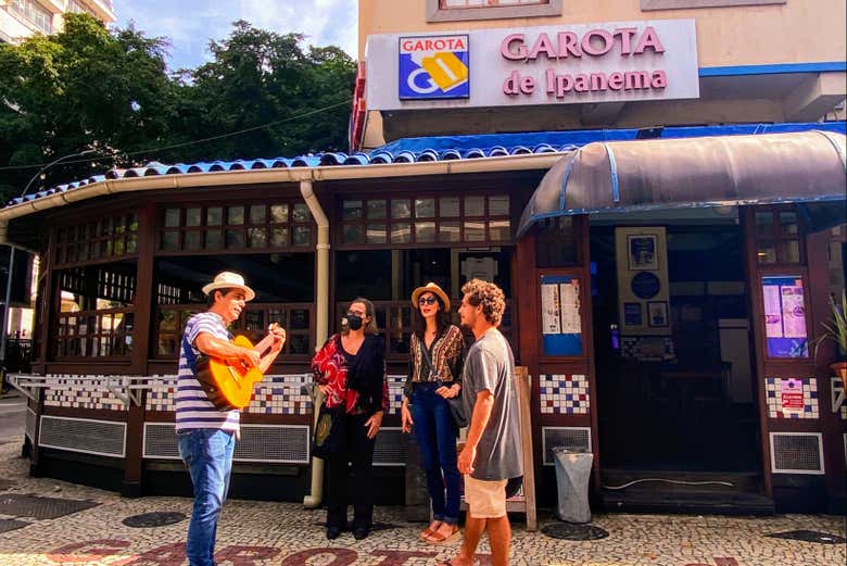 Em frente ao bar Garota de Ipanema