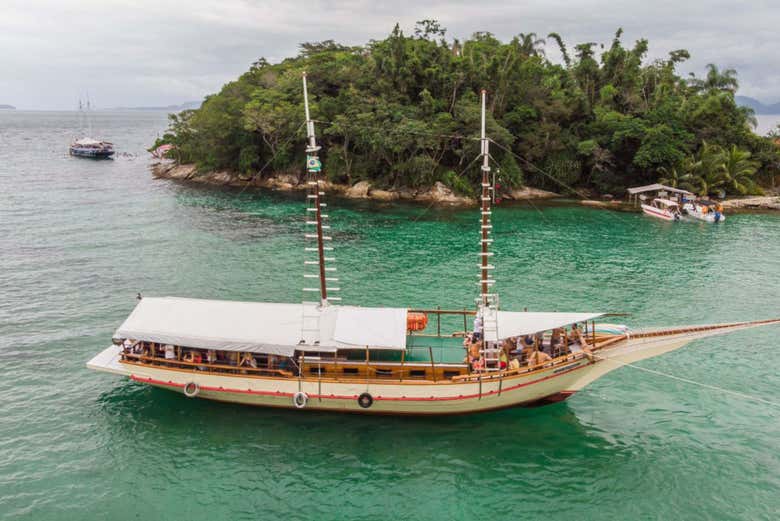 Escuna nas águas de Ilha Grande