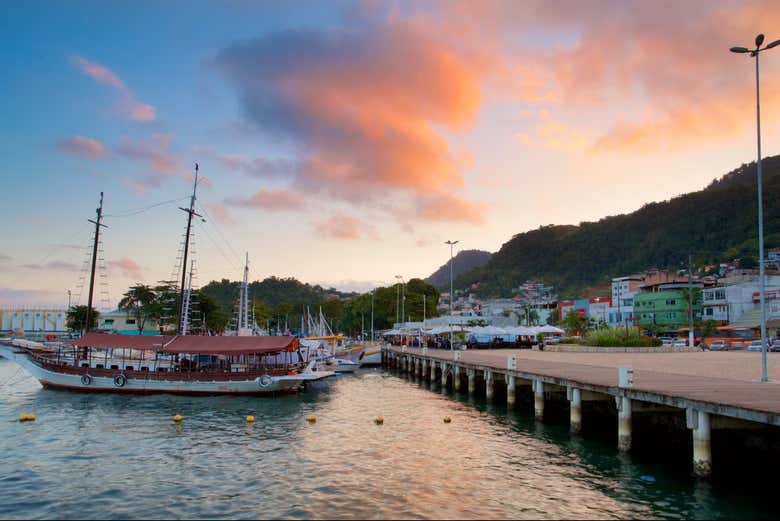 El barco atracado en una isla de Angra dos Reis