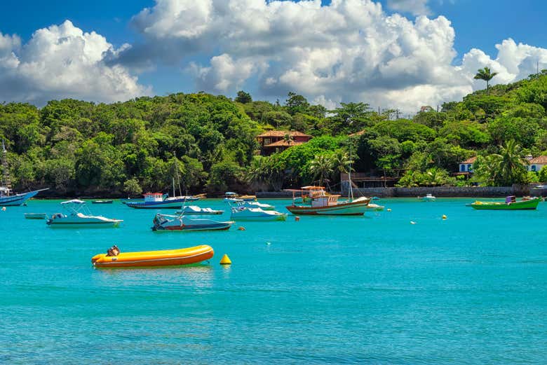 Barcos navegando en Playa de Ossos