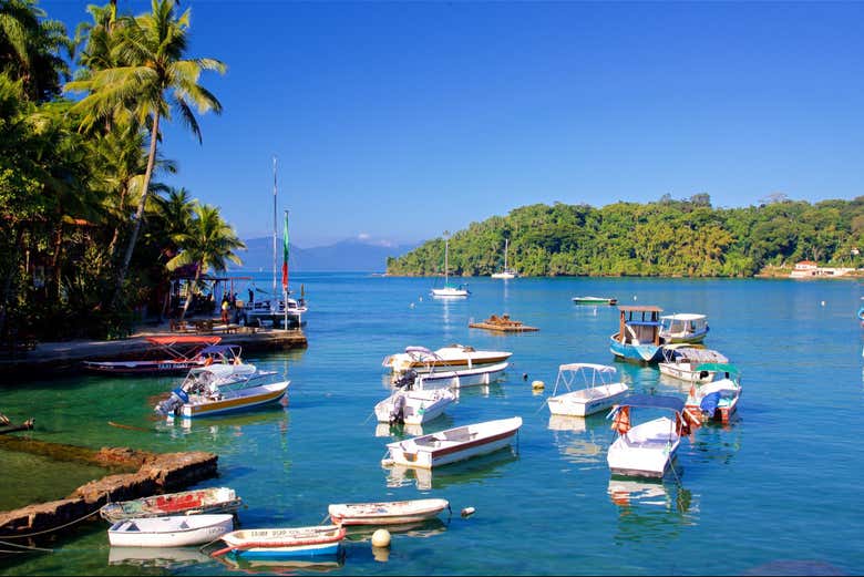Barcos en las tranquilas aguas de Angra dos Reis