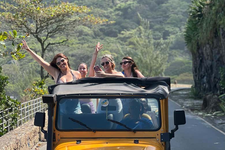 Aventura y diversión a bordo de un jeep descapotable