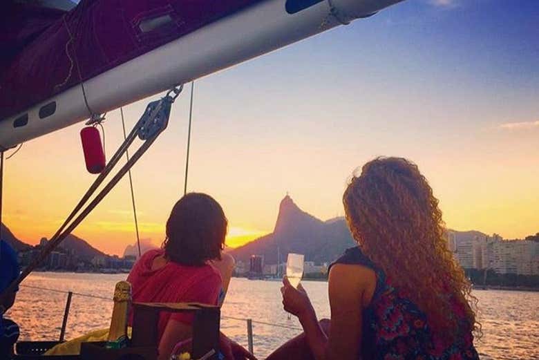 Tomando uma taça de champanhe enquanto contemplamos o pôr do sol