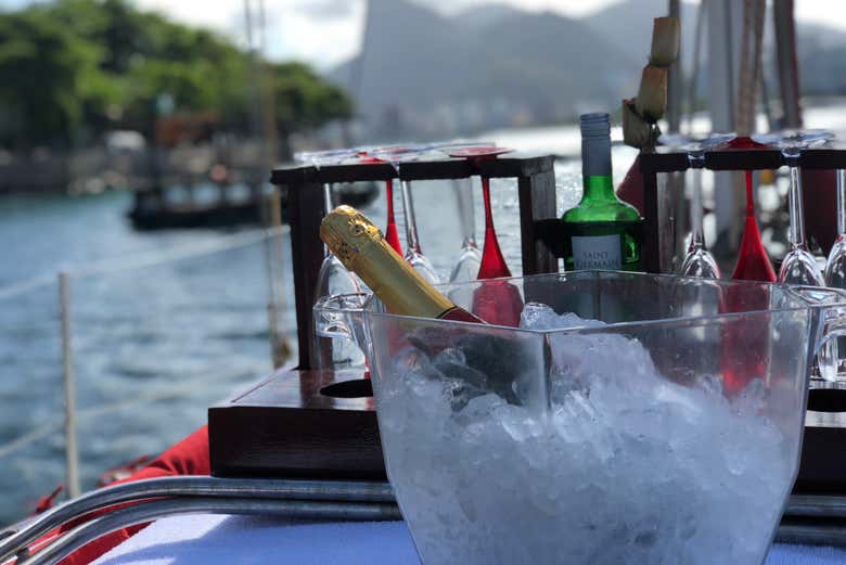 Aperitivo con bebidas en el velero