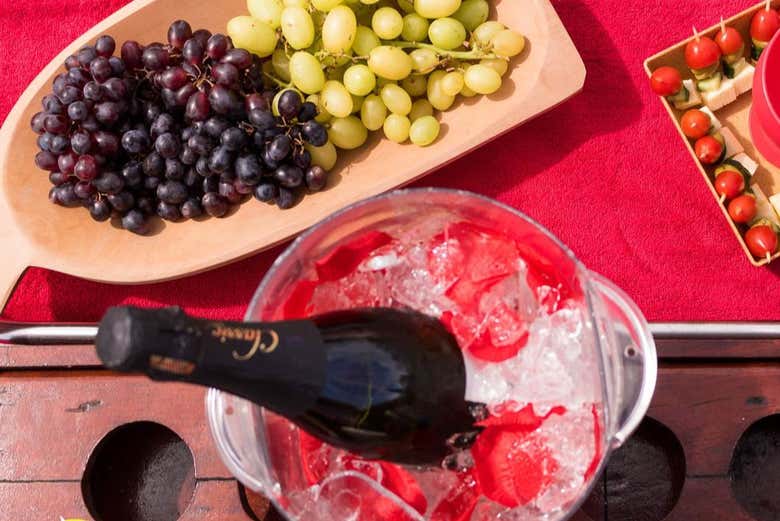 Você desfrutará de bebidas e aperitivos a bordo