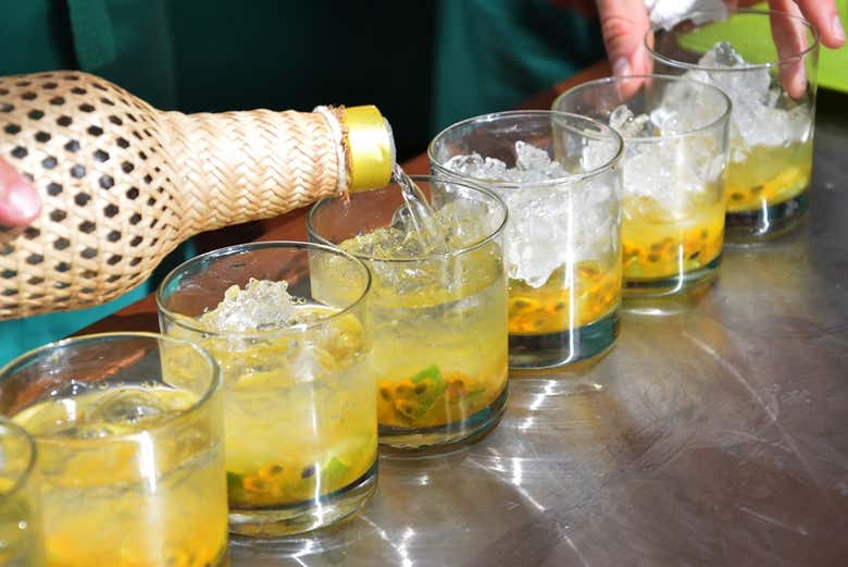 Preparando unas caipirinhas