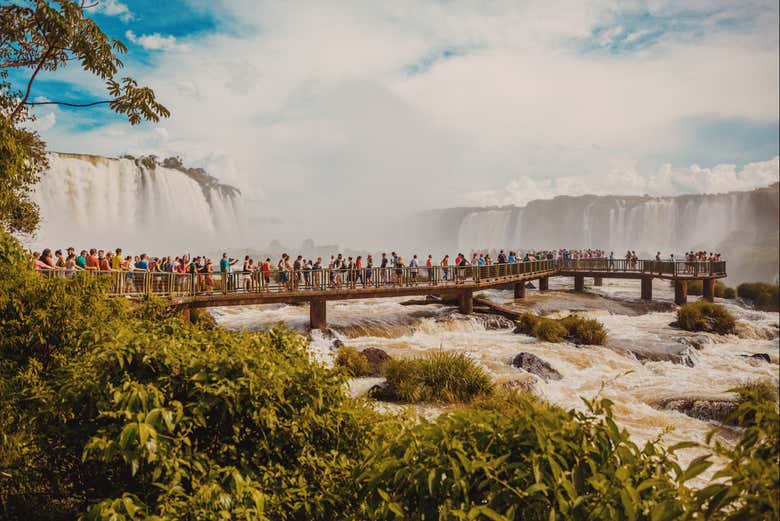 Contemplando las Cataratas del Iguazú desde las pasarelas