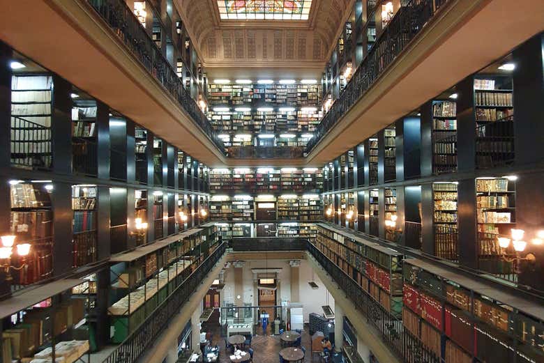 Una de las salas con colecciones de libros de la biblioteca