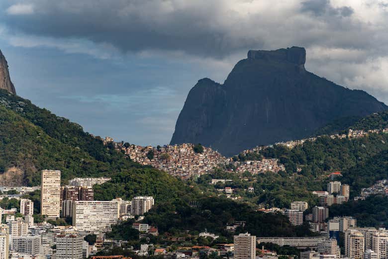 Subiremos a la colina Dos Hermanos para ver la favela