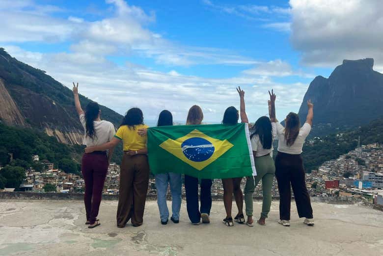 Foto de grupo con la bandera 