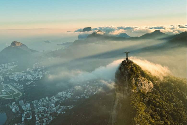 Vistas del icónico monumento de Río desde el aire