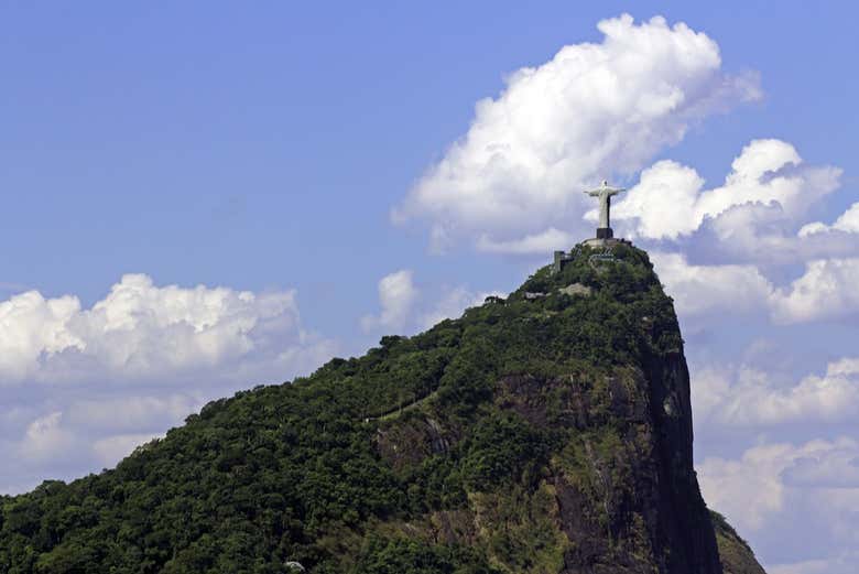 O trem percorre o morro do Corcovado até o Cristo Redentor