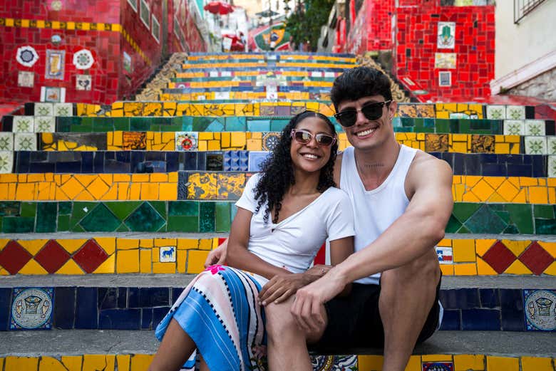 Posando en la colorida Escalera de Selarón