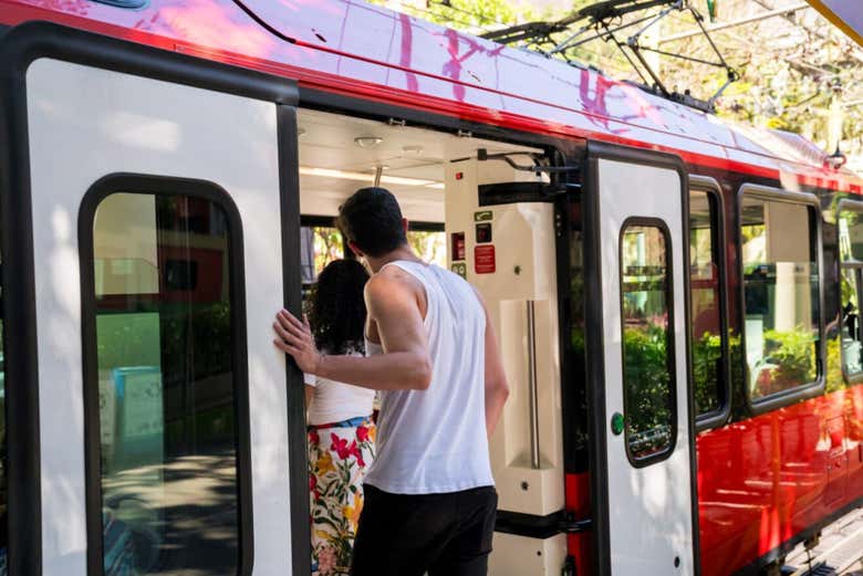 Embarque no icônico Trem do Corcovado e deixe-se levar pela magi
