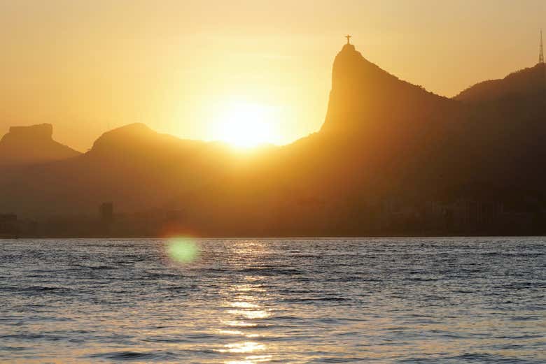 Cristo Redentor visto e o pôr do sol
