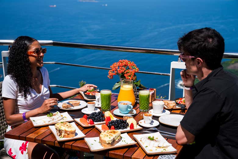 Desfrutando do café da manhã no Clássico Sunset Club