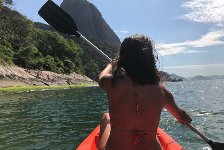 Desfrutando da atividade de caiaque