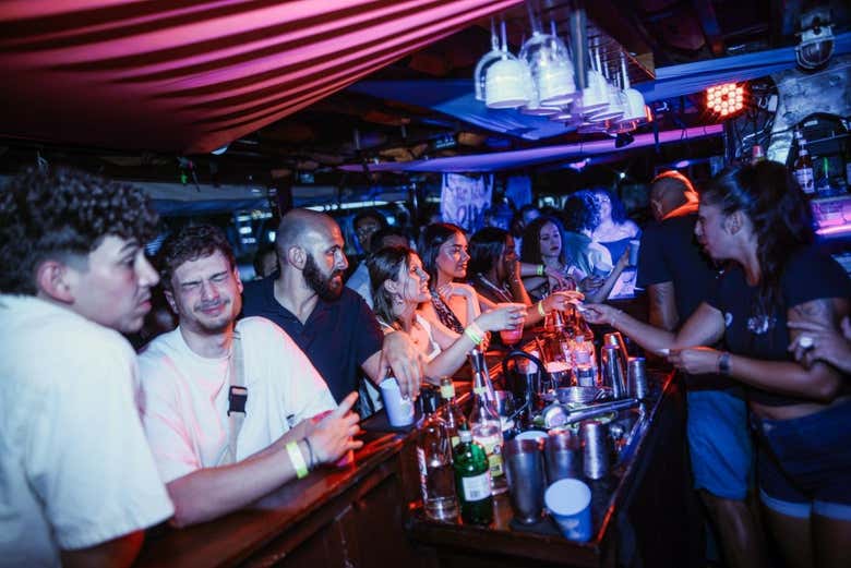 Desfrutando do bar do barco