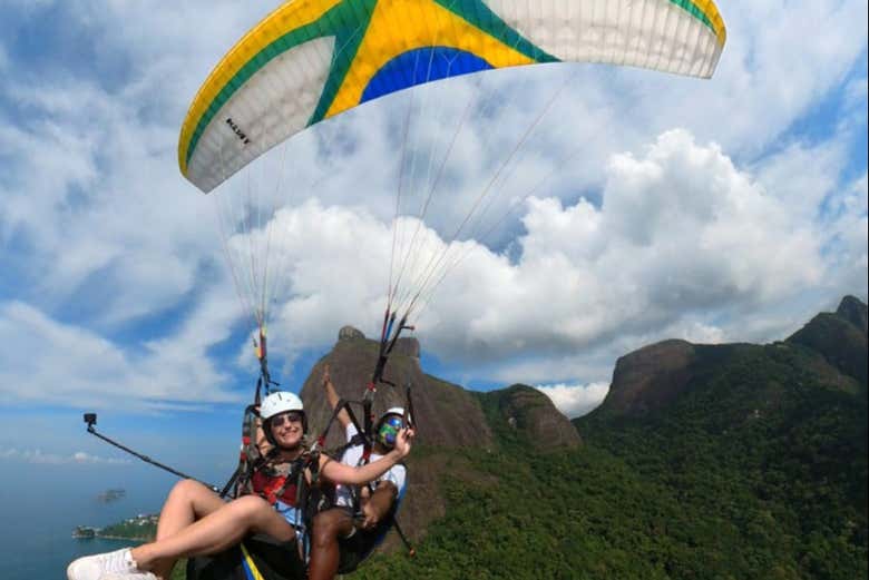 Desfrutando do voo de parapente pelo Rio de Janeiro