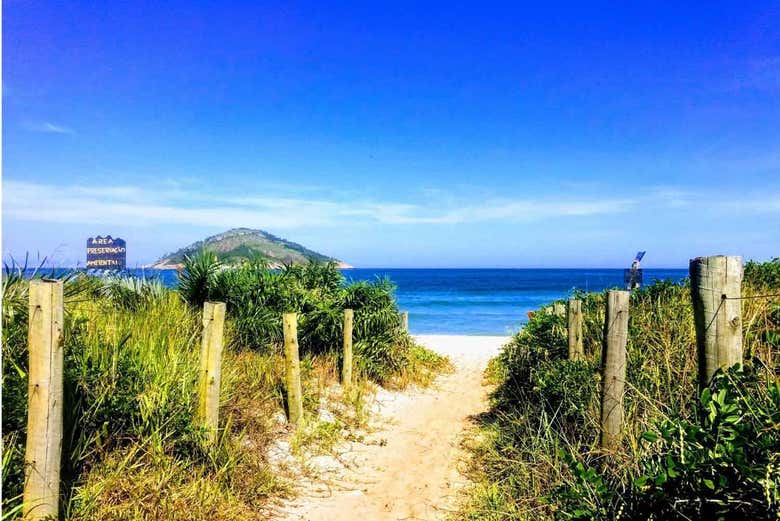Entrada da praia de Grumari