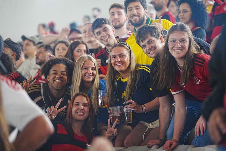 Amigos viendo un partido en el Maracaná