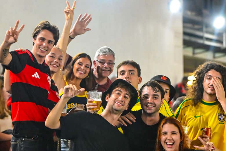 Foto de familia durante el partido 