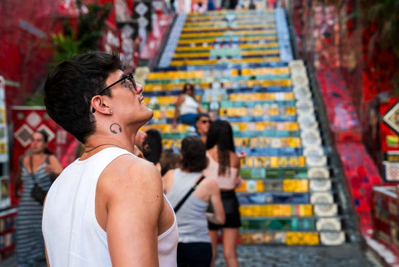 Observando los azulejos de la Escalera de Selarón
