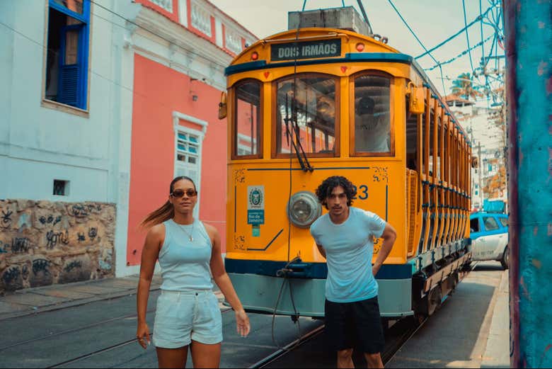 Junto al histórico tranvía de Santa Teresa