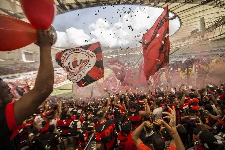 Torcedores comemorando