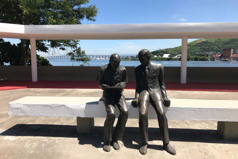 Estatua de Oscar Niemeyer y Juscelino Kubitschek 