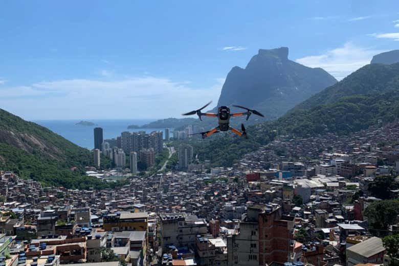 Drone sobrevoando a Rocinha