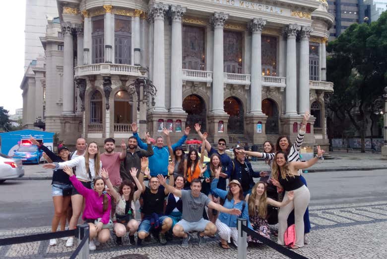 Foto de grupo em frente ao Teatro Municipal
