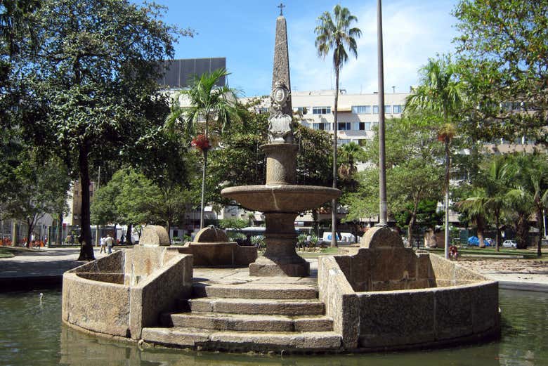 Fonte Saracuras, ponto de encontro na Praça General Osório