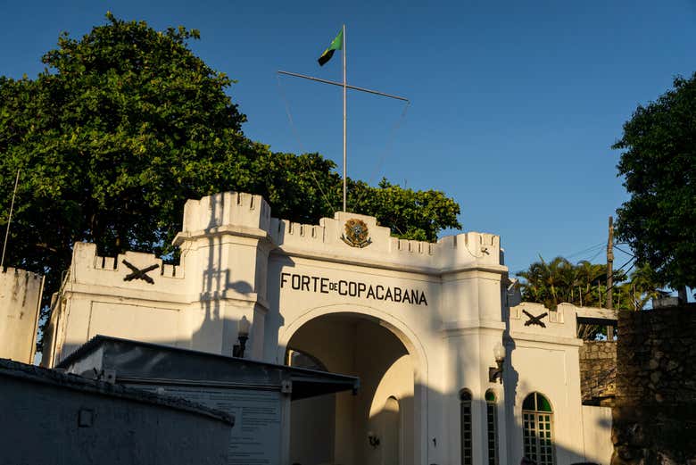 Admirando o forte de Copacabana