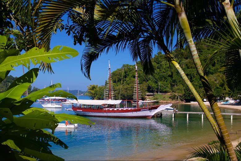 Goleta en las aguas de Ilha Grande