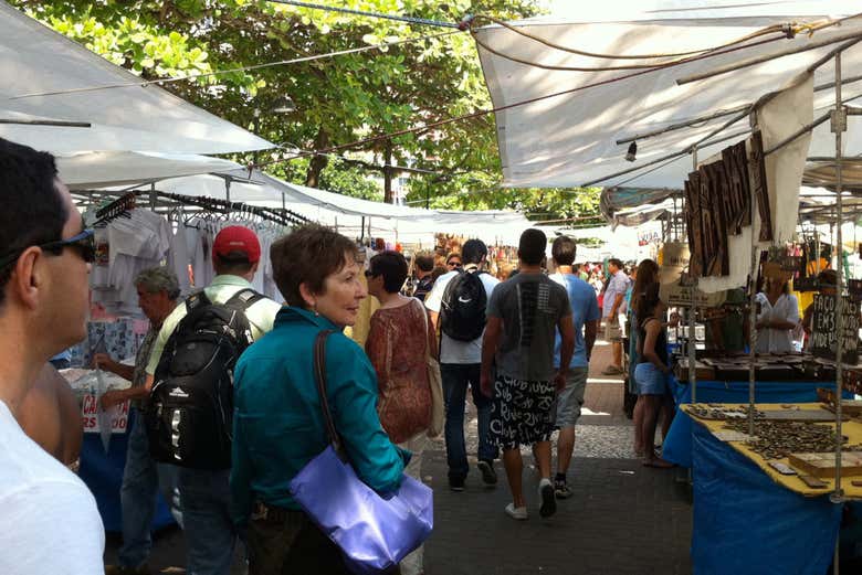Caminando entre los puestos de la Feria Hippie de Ipanema