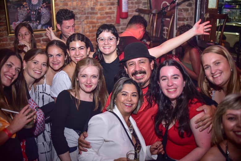 Um grupo de festa pelo Rio de Janeiro
