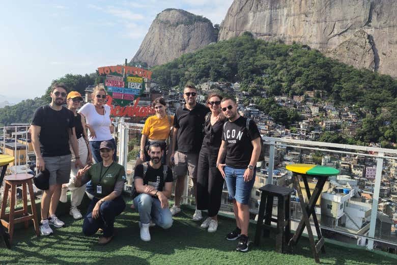 Foto de grupo en la favela de Rocinha