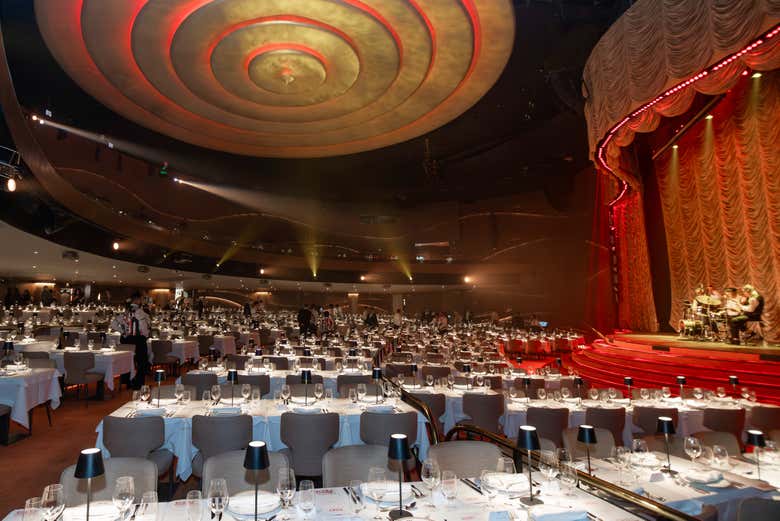 Mesas listas para recibiros en Roxy Dinner SHow