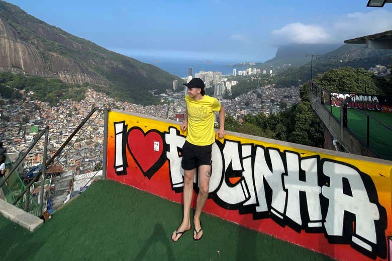 En el letrero de Rocinha