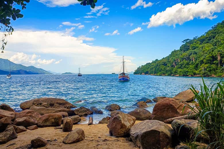 Disfrutaréis de los colores del mar fundiéndose con las montañas