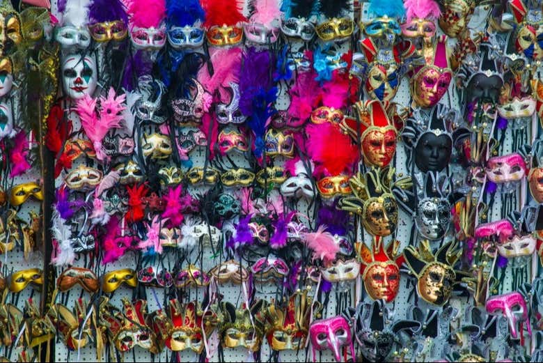Admirad el diseño y confección de vistosas máscaras