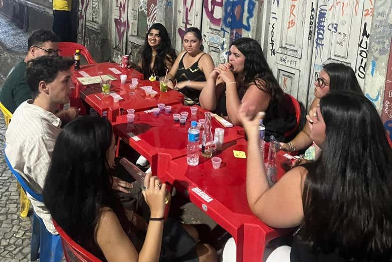 Disfrutando de unos chupitos de cachaça