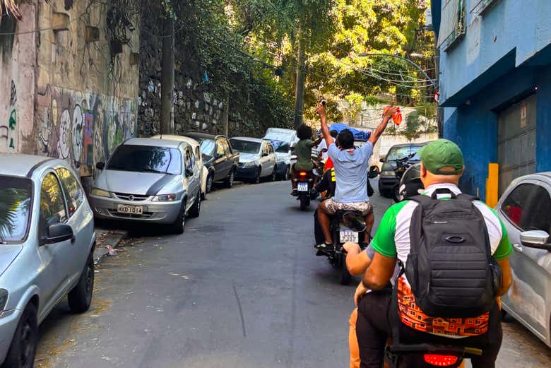 Subiremos en moto a la favela