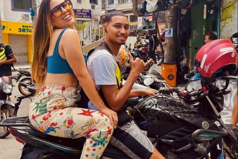 Recorreremos Vidigal en mototaxi