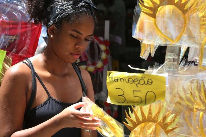 Observando los artículos expuestos