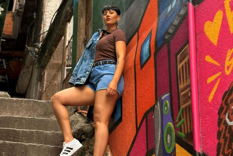 Posando frente a uno de los murales de Rocinha