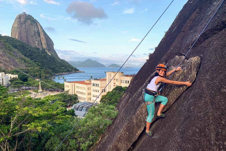 Escalando com a paisagem de fundo